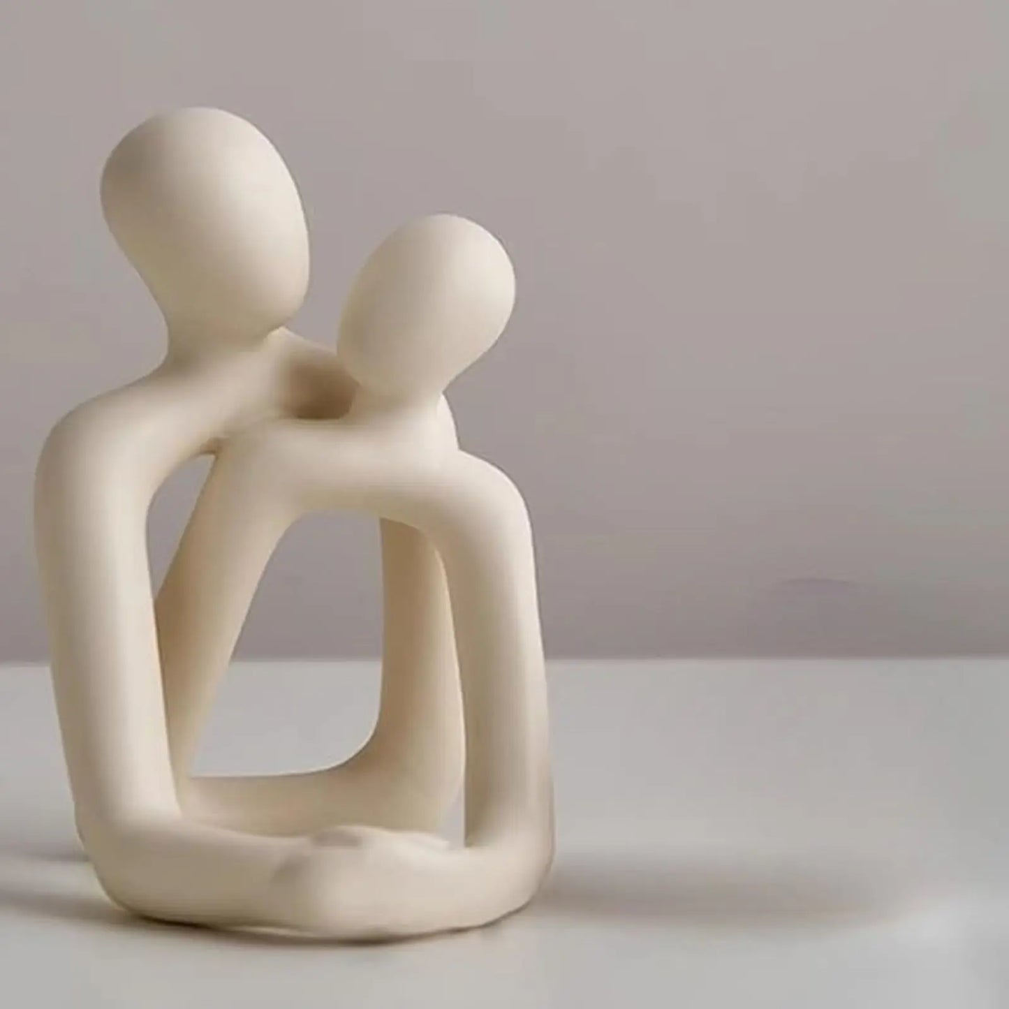Estatua de resina de abrazo amoroso
